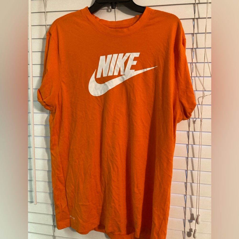 XL orange nike tee